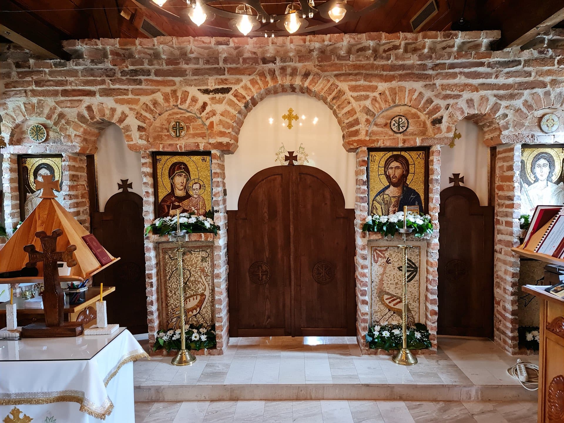 Interiorul bisericii parohiale